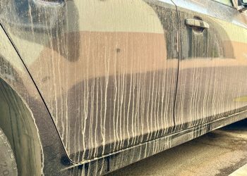 Imagen del rastro de las lluvias con tierra caídas en Eivissa.