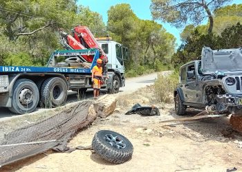 El eje arrancado y el vehículo en siniestro total en esta imagen en la que actúa en la zona Grúas Ibiza.