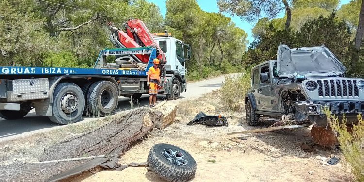 El eje arrancado y el vehículo en siniestro total en esta imagen en la que actúa en la zona Grúas Ibiza.