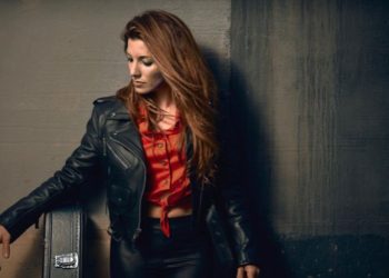Alejandra Burgos visita una vez al mes el Teatro Ibiza, donde toca con la banda residente The Groove Machine.