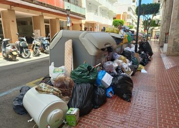 Las basuras en Santa Eulària presentaban hoy este aspecto debido a la huelga.