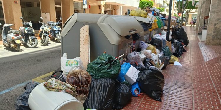 Las basuras en Santa Eulària presentaban hoy este aspecto debido a la huelga.