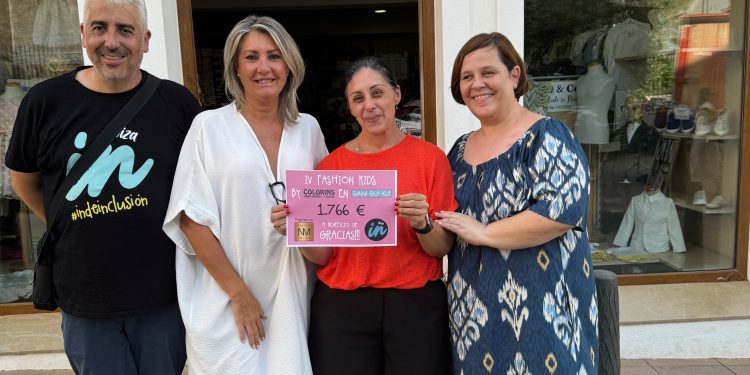 Entrega del cheque. Foto: Bam-Bu-Ku