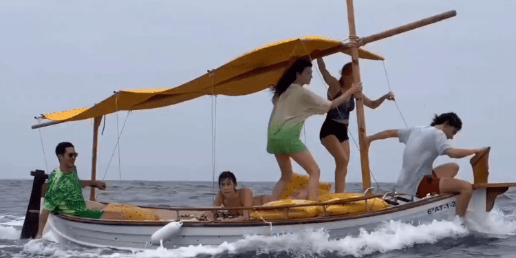Enzo Vogrincic, a la proa, Chino Darín a la popa, y en el centro Úrsula Corbero.