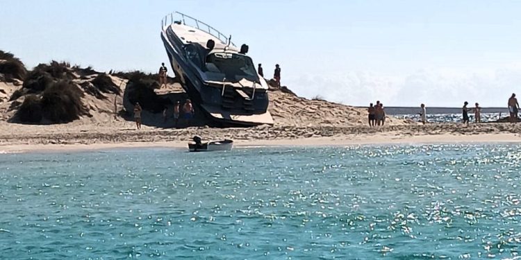 Imagen del barco sobre las dunas.