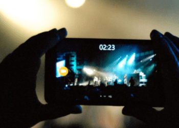 Una persona graba un concierto. Foto: Ministerio de Cultura