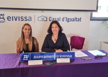 A la derecha, la directora del IBDona, Catalina Salom, hoy en Ibiza. Foto: Govern balear