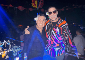 Marcelo Claure, a la derecha, celebrando el 85 aniversario de su padre en Ibiza. FOTO: @marceloclaure en X.