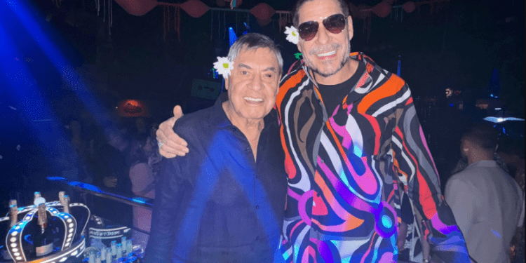 Marcelo Claure, a la derecha, celebrando el 85 aniversario de su padre en Ibiza. FOTO: @marceloclaure en X.