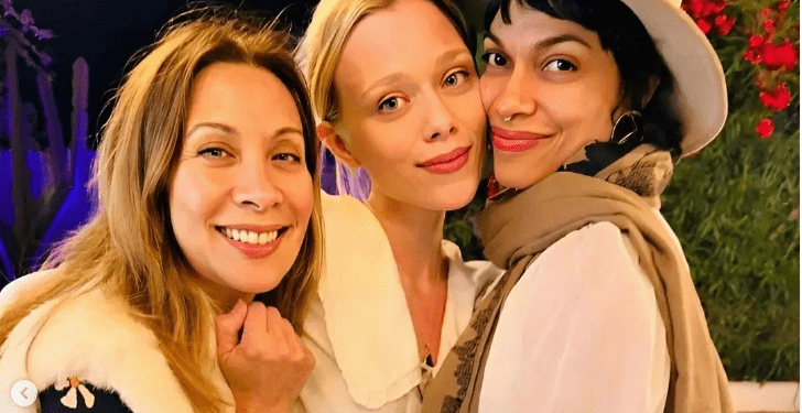 Rosario Dawson, a la derecha, junto a las también actrices de Ahsoka Ivanna Sakhno, centro, y Diana Lee Inosanto, la pasada noche en Ibiza,