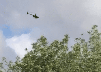 Imagen del helicóptero volando por Sant Llorenç en un vídeo de Amics de la Terra.
