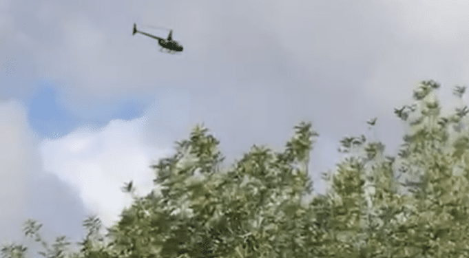 Imagen del helicóptero volando por Sant Llorenç en un vídeo de Amics de la Terra.
