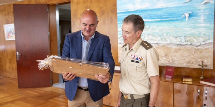 El presidente del Consell, Vicent Marí, junto al coronel Jesús Lanza. Foto: Consell de Ibiza