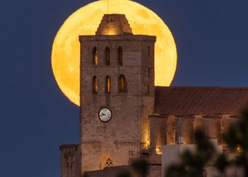 Primera Luna llena del verano de 2024 vista desde Ibiza. Foto: Paco Natera (pincha sobre la imagen para verla completa).