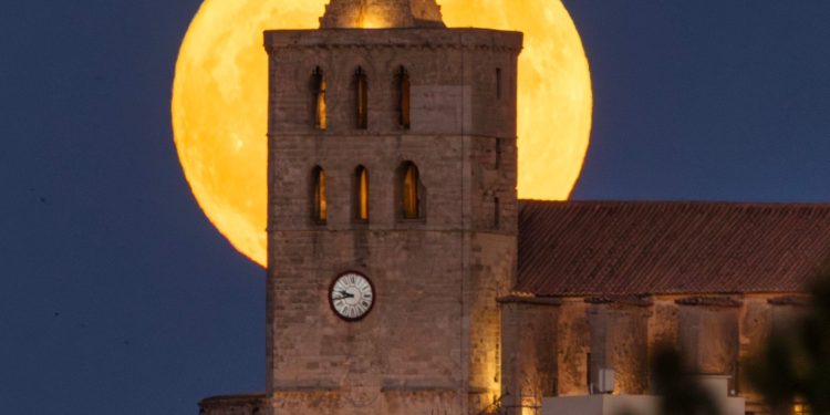 Primera Luna llena del verano de 2024 vista desde Ibiza. Foto: Paco Natera (pincha sobre la imagen para verla completa).