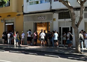 Decenas de jóvenes esperan su turno para poder entrar. Foto: Noudiari