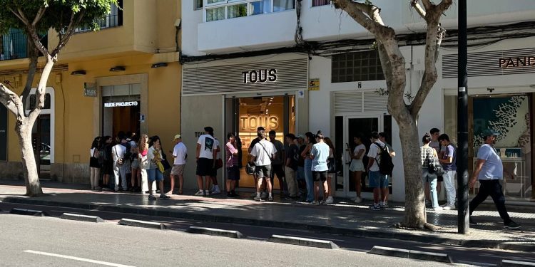 Decenas de jóvenes esperan su turno para poder entrar. Foto: Noudiari