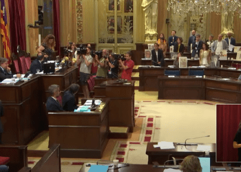 Momento en el que la diputada ibicenca Pilar Costa abandona la sesión plenaria tras ser expulsada por el presidente del Parlament.