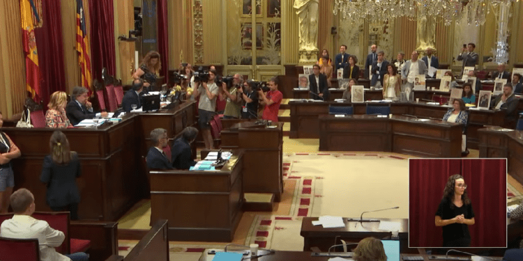 Momento en el que la diputada ibicenca Pilar Costa abandona la sesión plenaria tras ser expulsada por el presidente del Parlament.
