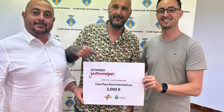 Entrega del premio. Foto: Consell Insular de Formentera