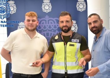 Dos propietarios recogen sus relojes de alta gama recuperados por la Policía Nacional de Ibiza.