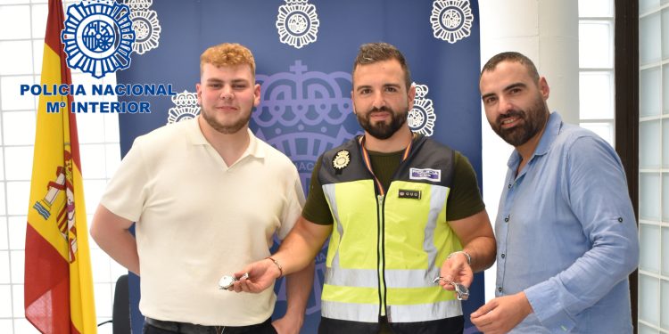 Dos propietarios recogen sus relojes de alta gama recuperados por la Policía Nacional de Ibiza.