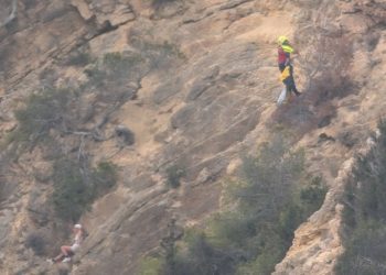 Uno de los miembros del Grupo de Rescate Vertical desciende haciendo rápel hasta la persona que precisaba ayuda. Foto: Bombers d'Eivissa
