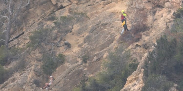 Uno de los miembros del Grupo de Rescate Vertical desciende haciendo rápel hasta la persona que precisaba ayuda. Foto: Bombers d'Eivissa