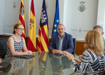 La cónsul general de los Estados Unidos en España, Louise Guallpa-Lliguichuzhca, con el presidente del Consell, Vicent Marí.
