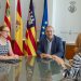La cónsul general de los Estados Unidos en España, Louise Guallpa-Lliguichuzhca, con el presidente del Consell, Vicent Marí.