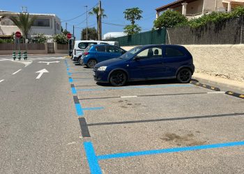 Imagen de una aparcamiento de Sant Jordi con la zona azul que entra mañana en funcionamiento delimitada. FOTO: Ajuntament Sant Josep.