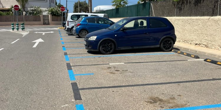 Imagen de una aparcamiento de Sant Jordi con la zona azul que entra mañana en funcionamiento delimitada. FOTO: Ajuntament Sant Josep.