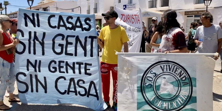 Movilización en Formentrera contra la falta de vivienda.