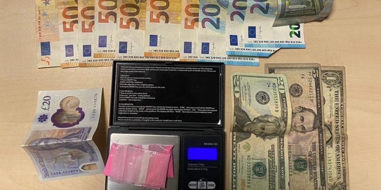 Dinero y droga intervenida al individuo. Imagen Policía Local de Ibiza.