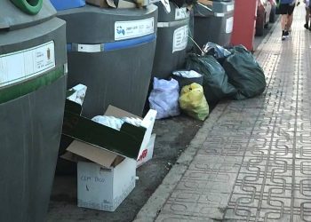 Basura acumulada fuera de los contenedores. Fotos: PSOE de Sant Antoni