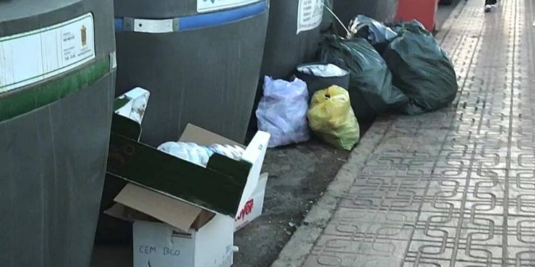 Basura acumulada fuera de los contenedores. Fotos: PSOE de Sant Antoni