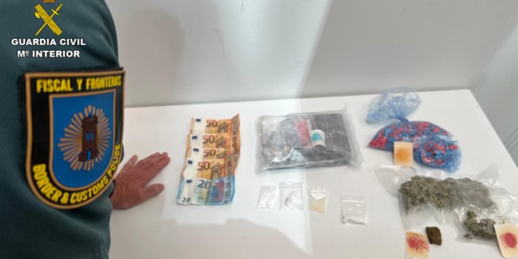 Droga y dinero incautados. Imagen Guardia Civil
