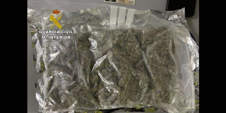 La marihuana que llevaba encima el pasajero y que el can detectó.