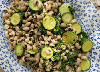 Amanida de mongeta amb pesto, kale i carabassí.