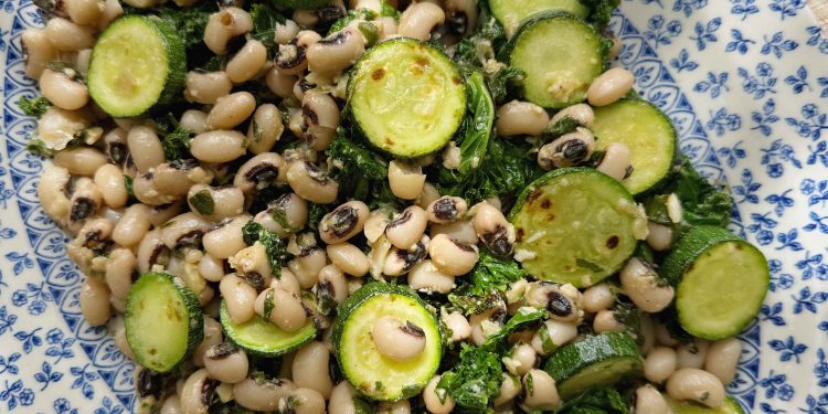 Amanida de mongeta amb pesto, kale i carabassí.