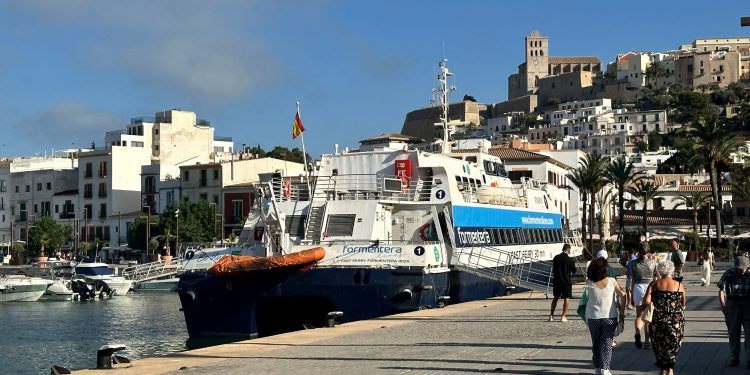 El tráfico de los ferrys a Formentera ha detectado un descenso de usuarios este verano.
