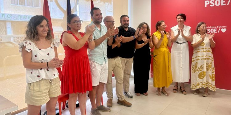 Elena López Bonet, segunda por la derecha, junto a su ejecutiva.