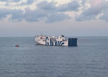 Una imagen de Salvamento Marítimo del barco Tenacia en alta mar hoy durante los trabajos de rescate.