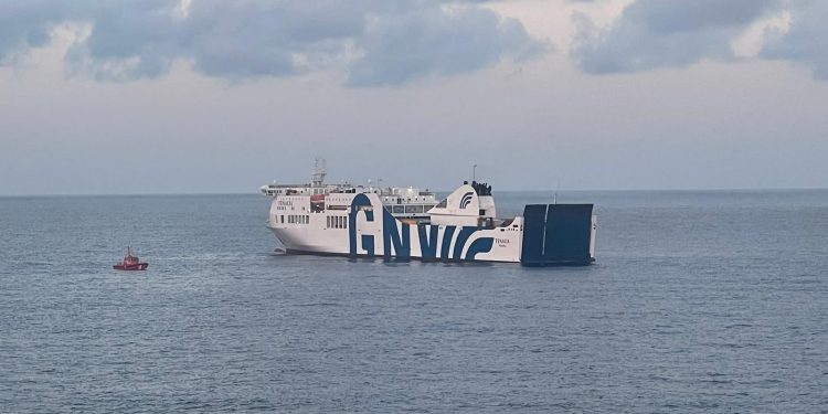 Una imagen de Salvamento Marítimo del barco Tenacia en alta mar hoy durante los trabajos de rescate.
