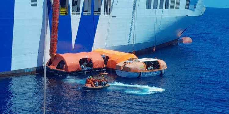 Operativo de rescate del ferri Tenacia de GNV.