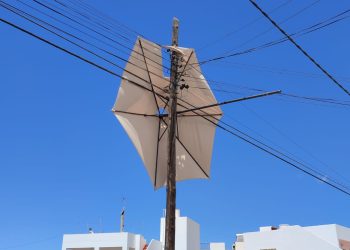 La sombrilla, enredada en los cables. Fotos Bombers d'Eivissa