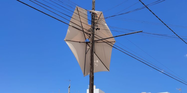 La sombrilla, enredada en los cables. Fotos Bombers d'Eivissa