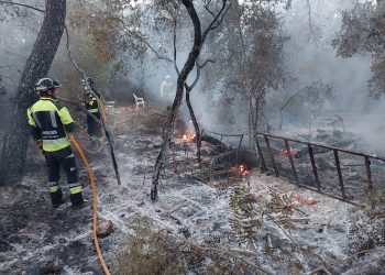 Sillas y otros restos en la zona del incendio. Fotos Bombers d'Eivissa