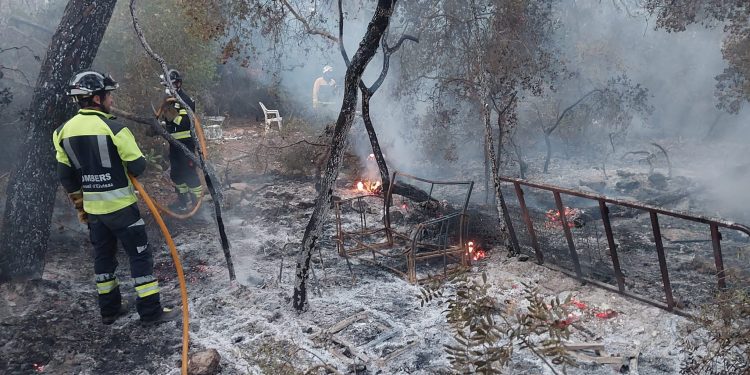 Sillas y otros restos en la zona del incendio. Fotos Bombers d'Eivissa