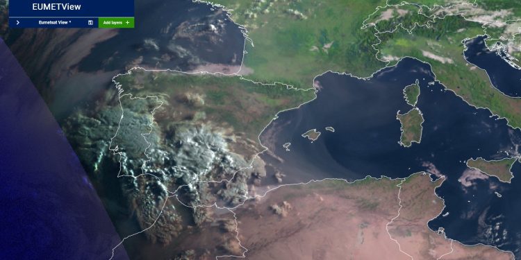 Imagen de la Aemet en la que se aprecia el polvo en suspensión sobre las islas.